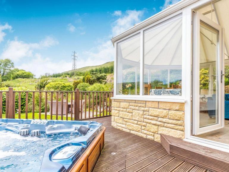 3 Bedroom Luxury Home, Hot Tub, Stunning Views Of Killin, Sitting On The River Dochart Екстер'єр фото