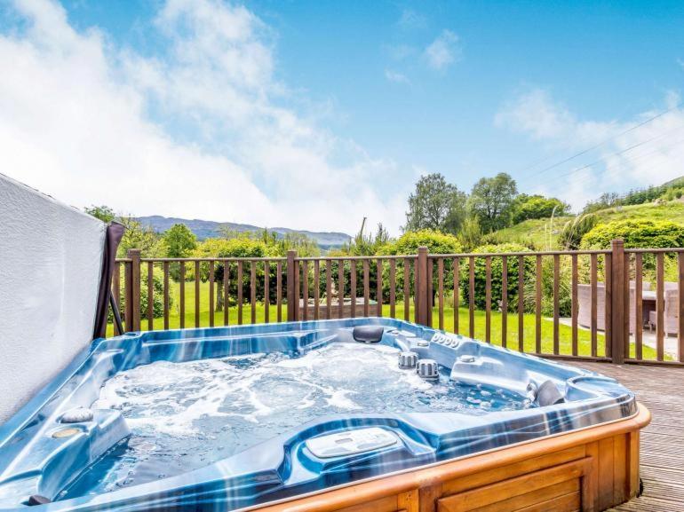 3 Bedroom Luxury Home, Hot Tub, Stunning Views Of Killin, Sitting On The River Dochart Екстер'єр фото