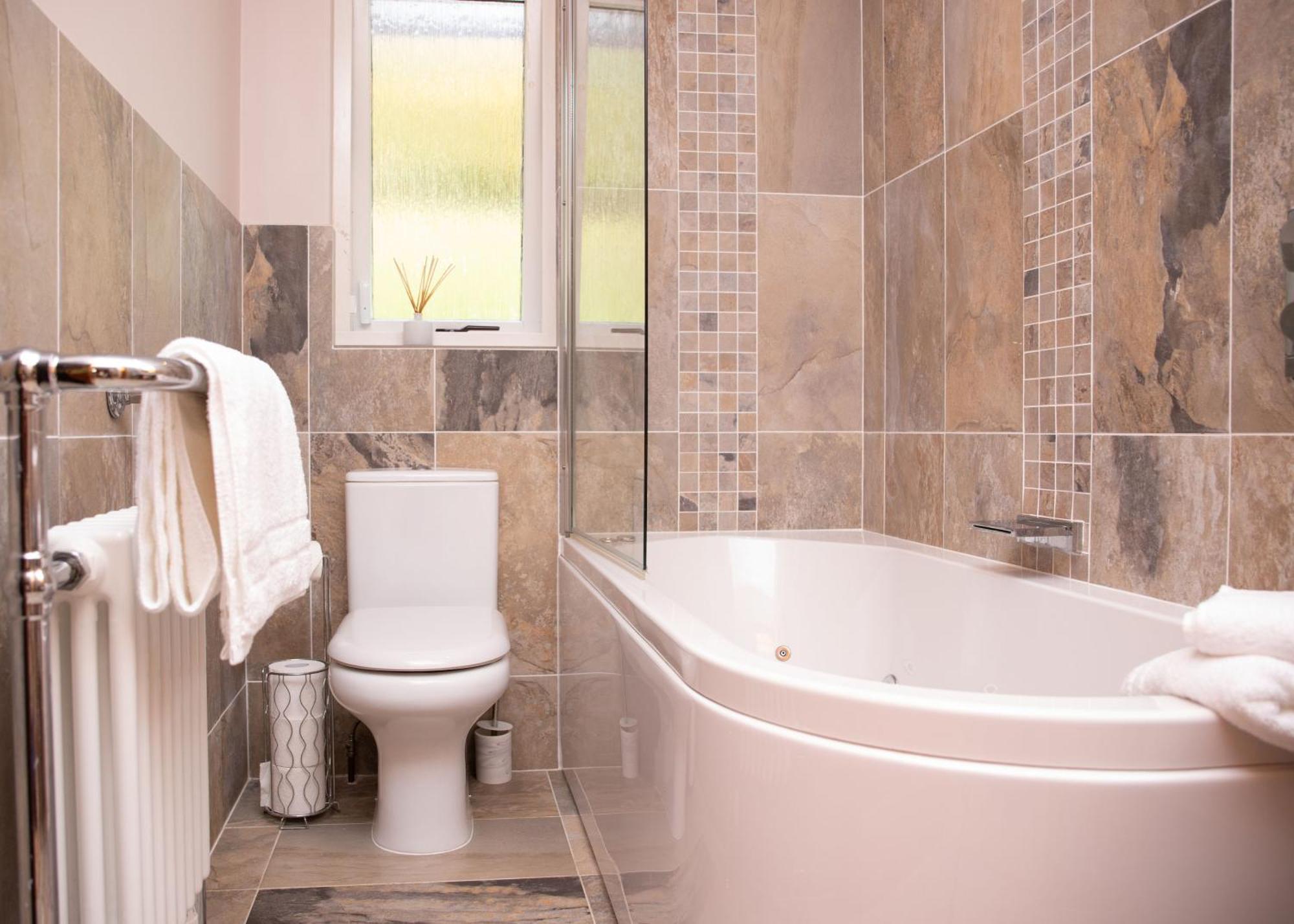 3 Bedroom Luxury Home, Hot Tub, Stunning Views Of Killin, Sitting On The River Dochart Екстер'єр фото